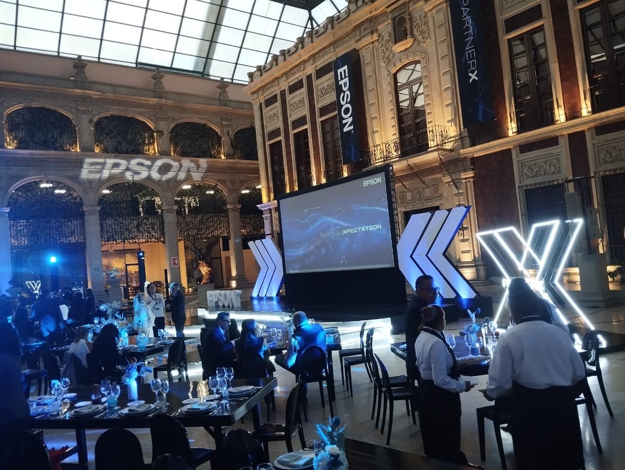 Evento de marca con escenario y público