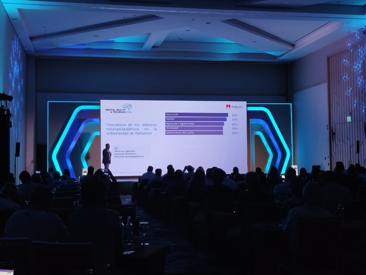 Conferencia empresarial con pantalla y escenografía
