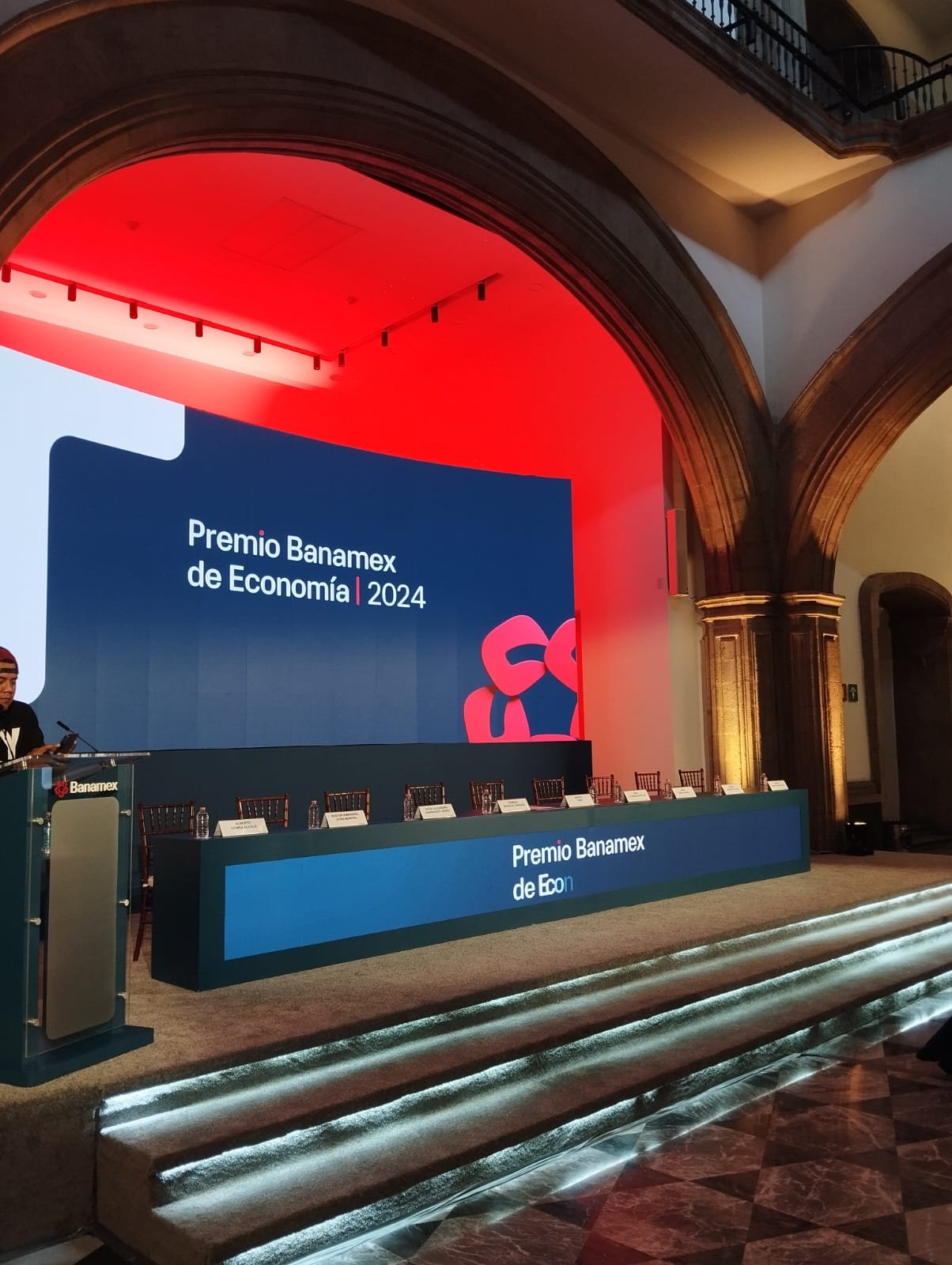 Escenario corporativo con pantalla de gran formato