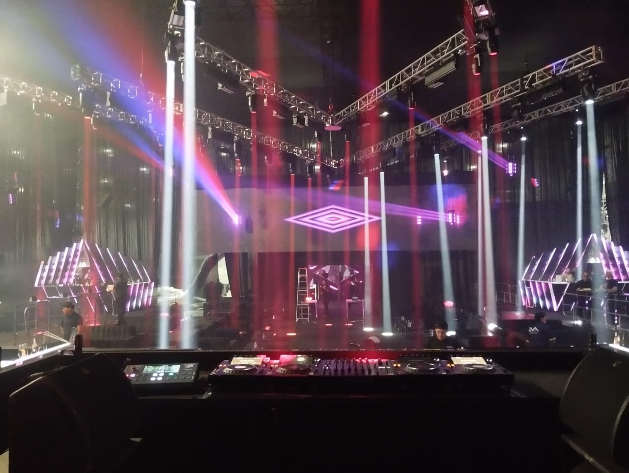 Escenografía con iluminación y estructuras