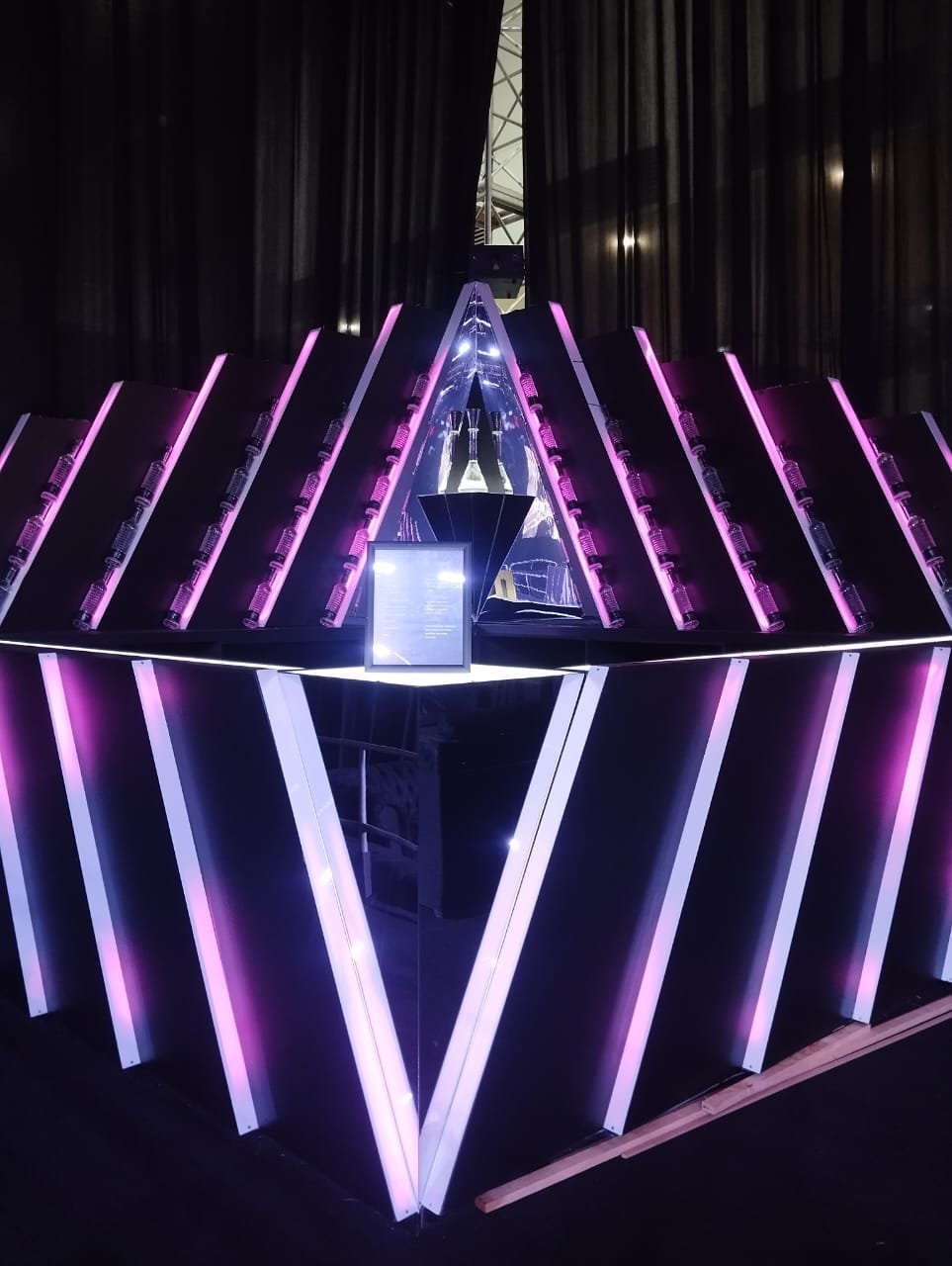 Instalación audiovisual con diseño de iluminación
